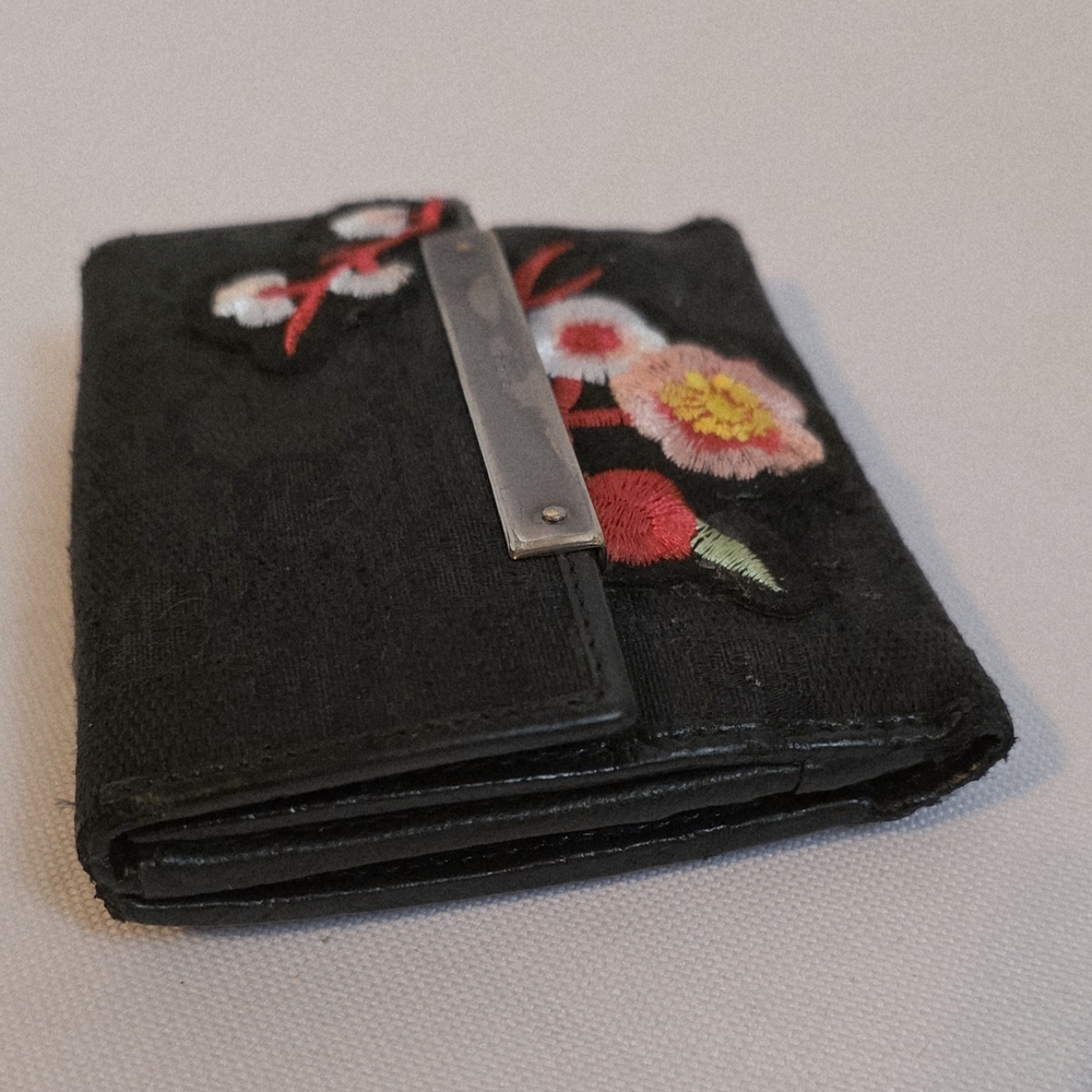 Gucci Black Compact Monogram Rehabbed Wallet With Floral Embroidered Patches - Picture 4 of 15